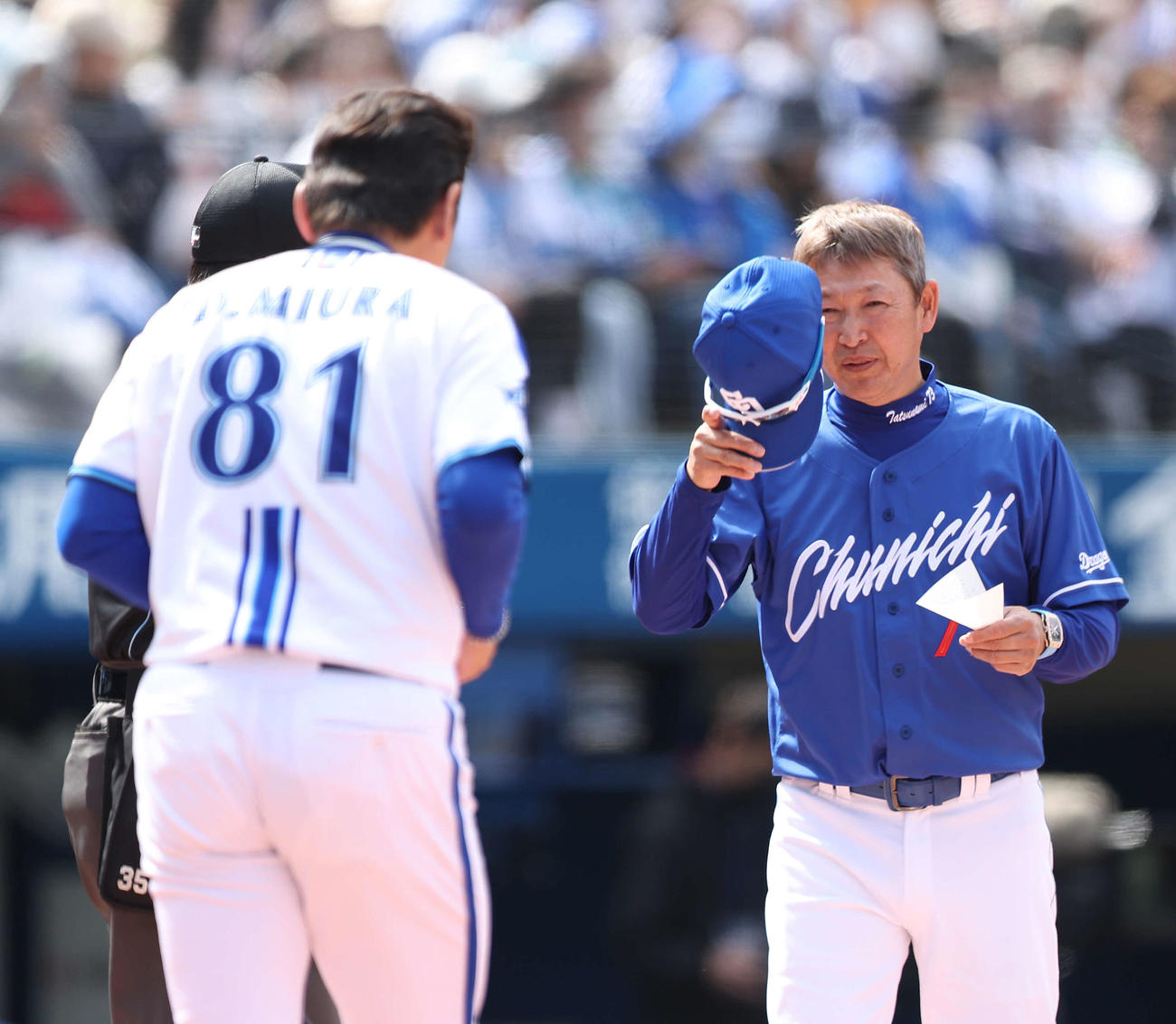 DeNA対中日　試合開始前、メンバー表交換するDeNA三浦監督（手前）と中日立浪監督（撮影・河田真司）