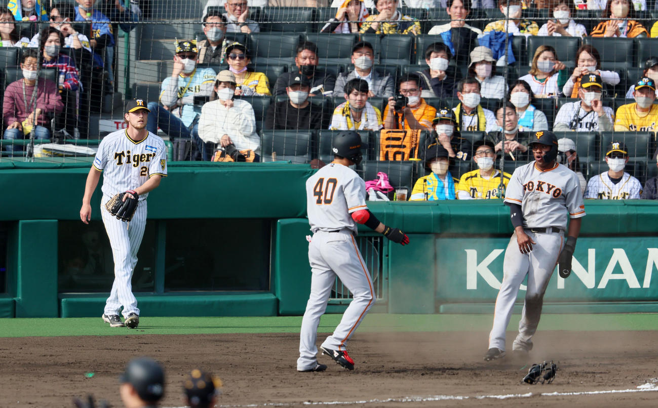阪神対巨人　6回表巨人2死一、二塁、ケラーは松田に左前適時打を打たれ失点。右は生還した二塁走者オコエ（撮影・加藤哉）