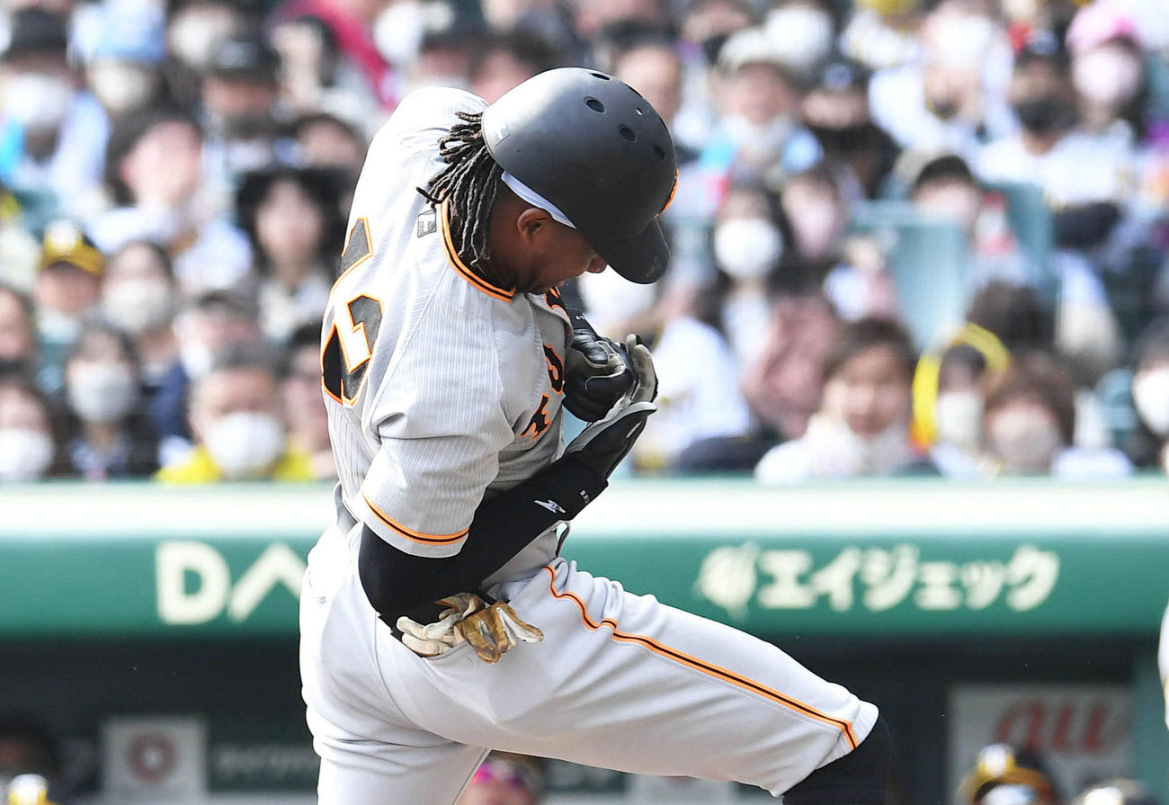 6回表巨人2死一、三塁、死球を受けるブリンソン（撮影・岩下翔太）