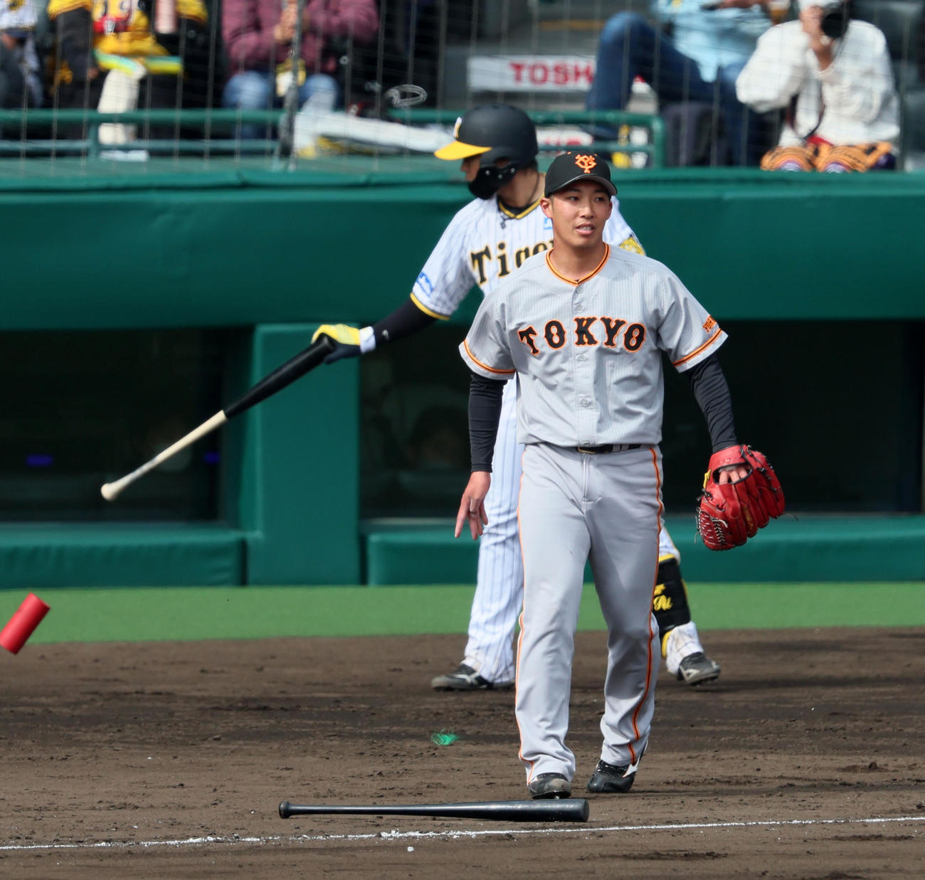 阪神対巨人　4回裏阪神1死一、三塁、赤星は板山の野選で失点（撮影・加藤哉）