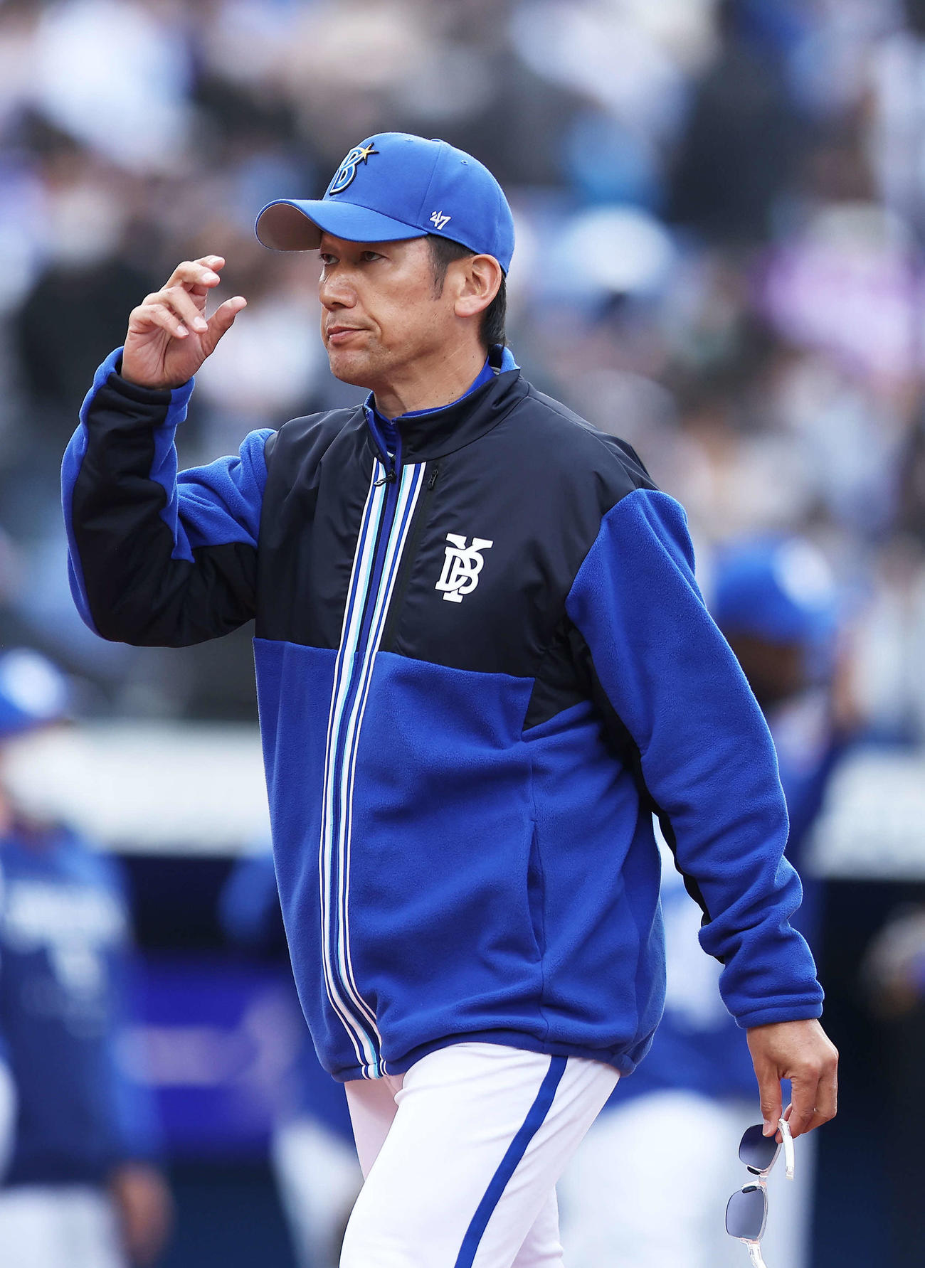 DeNA対中日　試合を終え、観客席にあいさつするDeNA三浦監督（撮影・河田真司）