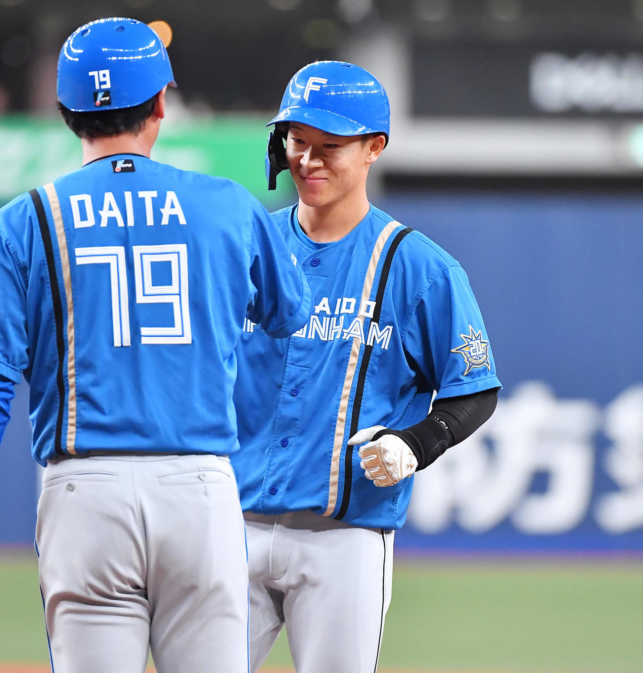 オリックス対日本ハム　6回表日本ハム1死一、三塁、右前適時打を放ち笑顔をみせる矢沢（撮影・清水貴仁）