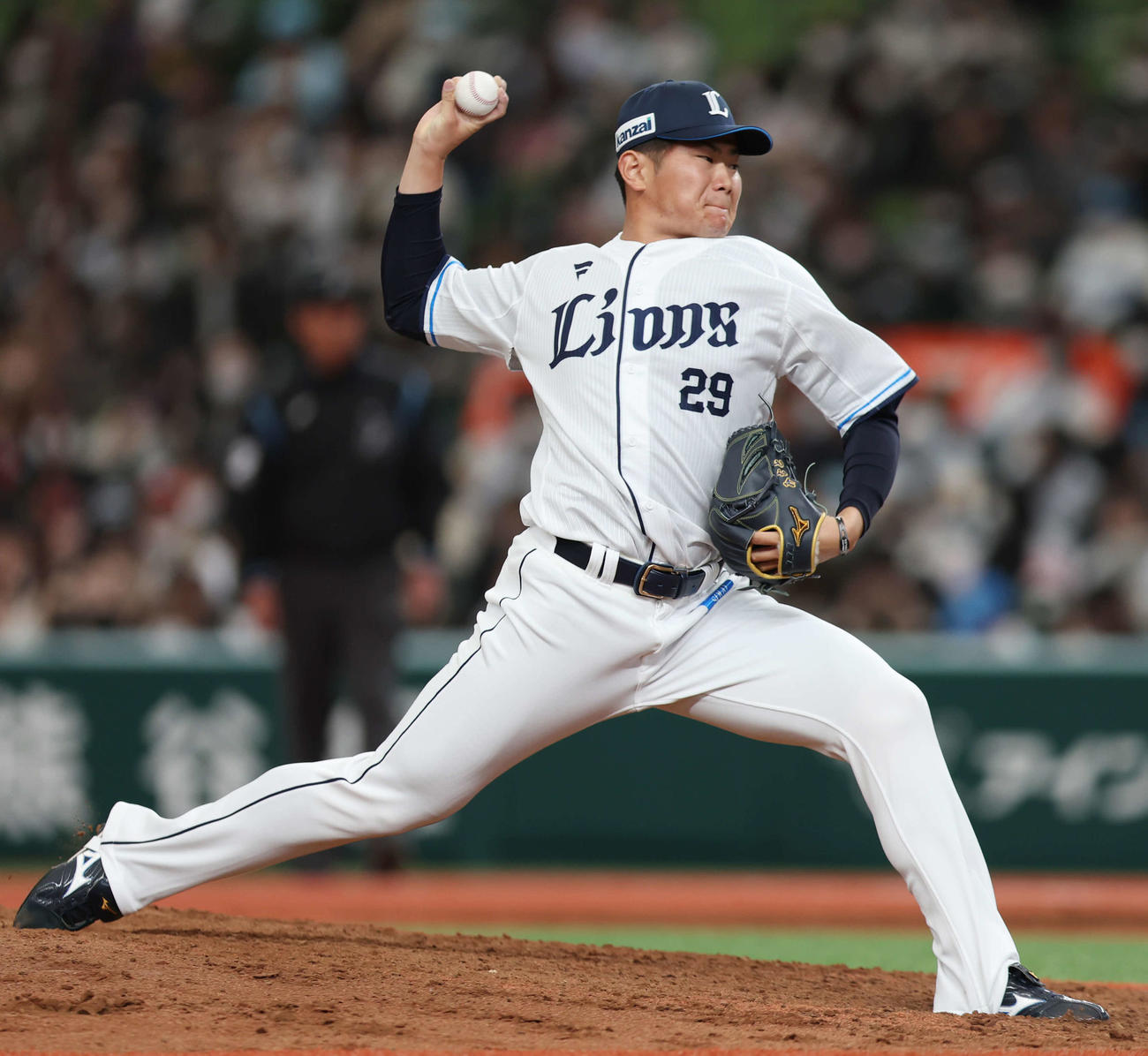西武対ソフトバンク　9回表西武3番手で登板し、力投する青山（撮影・宮地輝）