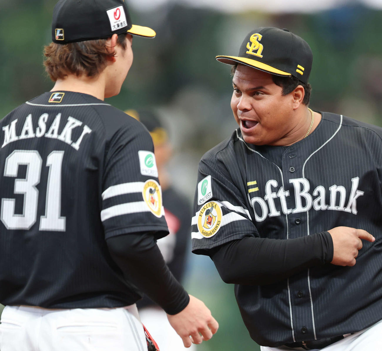 西武対ソフトバンク　試合前、ソフトバンク正木（左）とじゃんけんをし、勝って喜ぶアストゥディーヨ（撮影・宮地輝）
