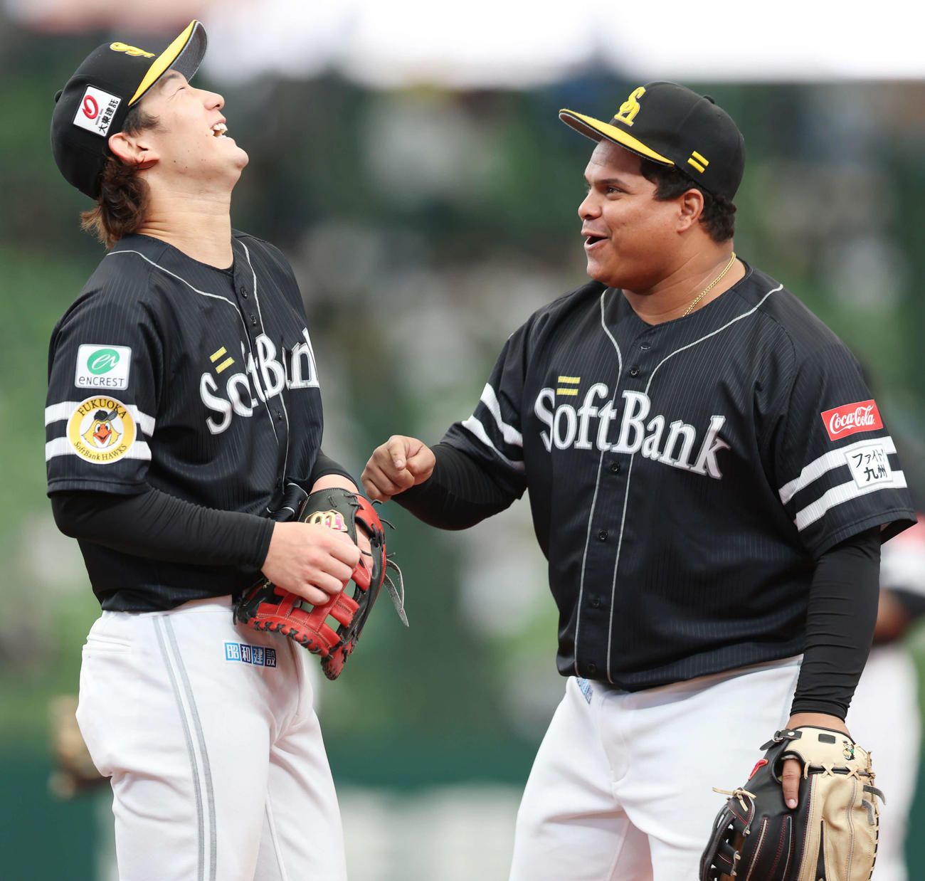 西武対ソフトバンク　試合前、じゃんけんで悔しがるソフトバンク正木（左）と勝って喜ぶアストゥディーヨ（撮影・宮地輝）
