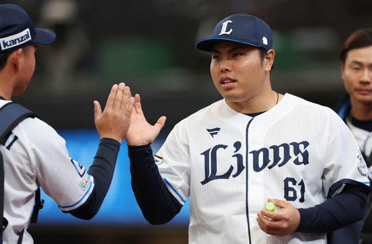 西武対ソフトバンク　　勝利し、タッチを交わす西武平良（撮影・宮地輝）