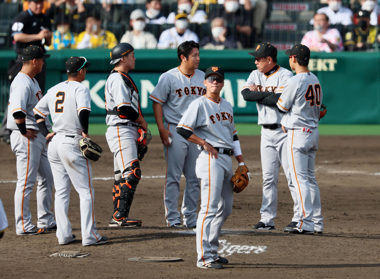阪神対巨人　6回裏阪神無死満塁、堀岡（中央）は1死も奪えず降板となり原監督（右から2人目）がマウンドで声を掛ける（撮影・加藤哉）