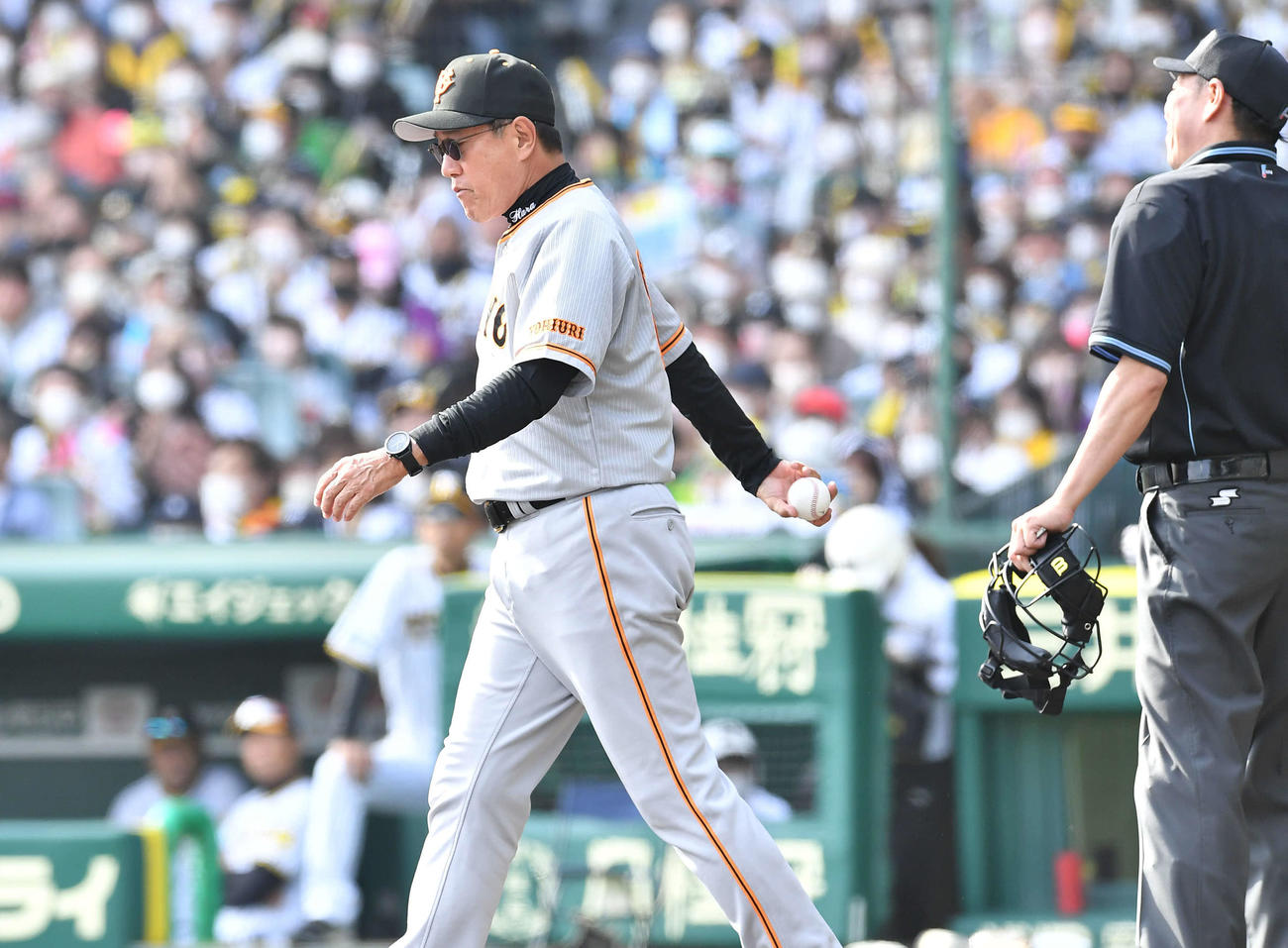 阪神対巨人　6回裏阪神無死満塁から板山に逆転の左前2点適時打を打たれ、主審からボールを受け取りマウンドに向かう原監督（撮影・岩下翔太）