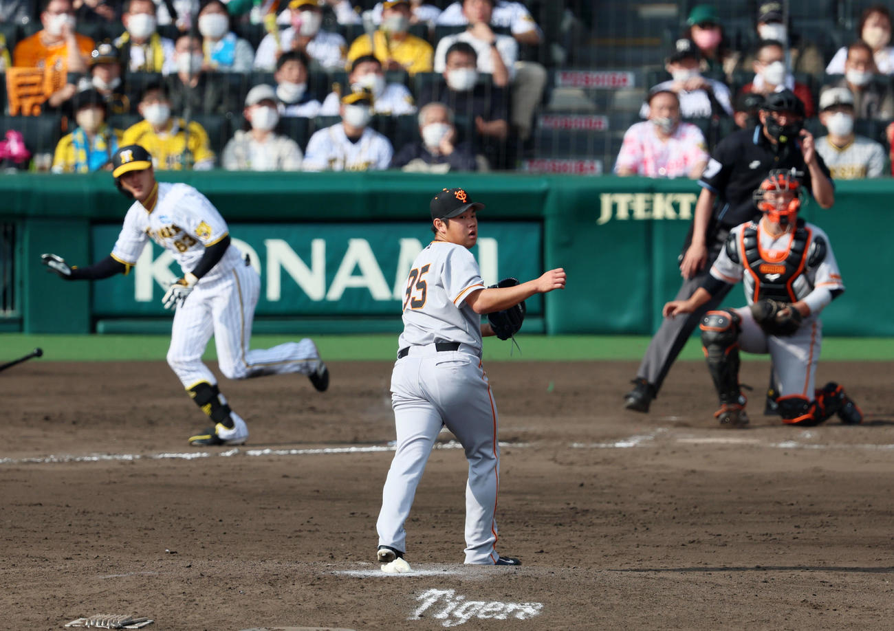 阪神対巨人　6回裏阪神無死満塁、堀岡は板山に左前適時打を打たれ失点（撮影・加藤哉）