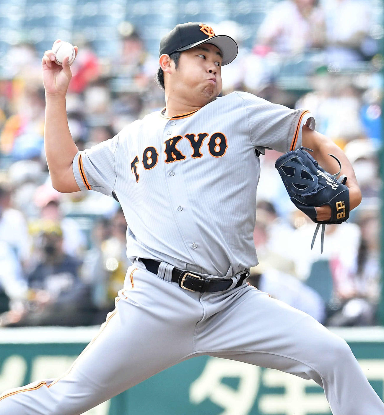 阪神対巨人　6回裏から登板した、巨人2番手の堀岡（撮影・岩下翔太）