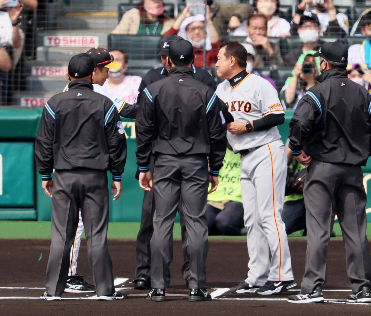 阪神対巨人　試合前、本塁で握手する岡田監督（左）と原監督（撮影・加藤哉）