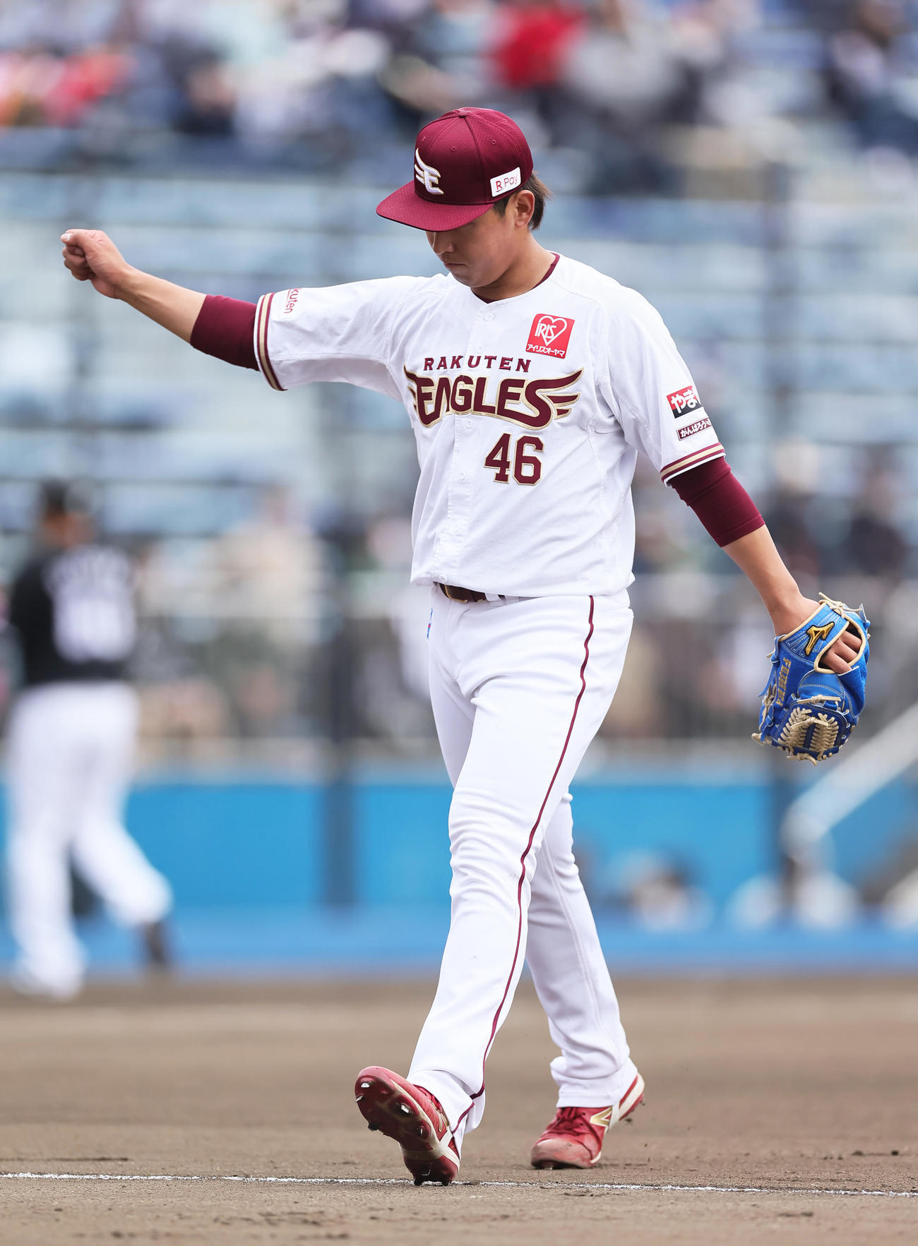 楽天対ロッテ　7回表ロッテ2死二塁、田村を遊ゴロに仕仕留めガッツポーズする藤平（撮影・足立雅史）