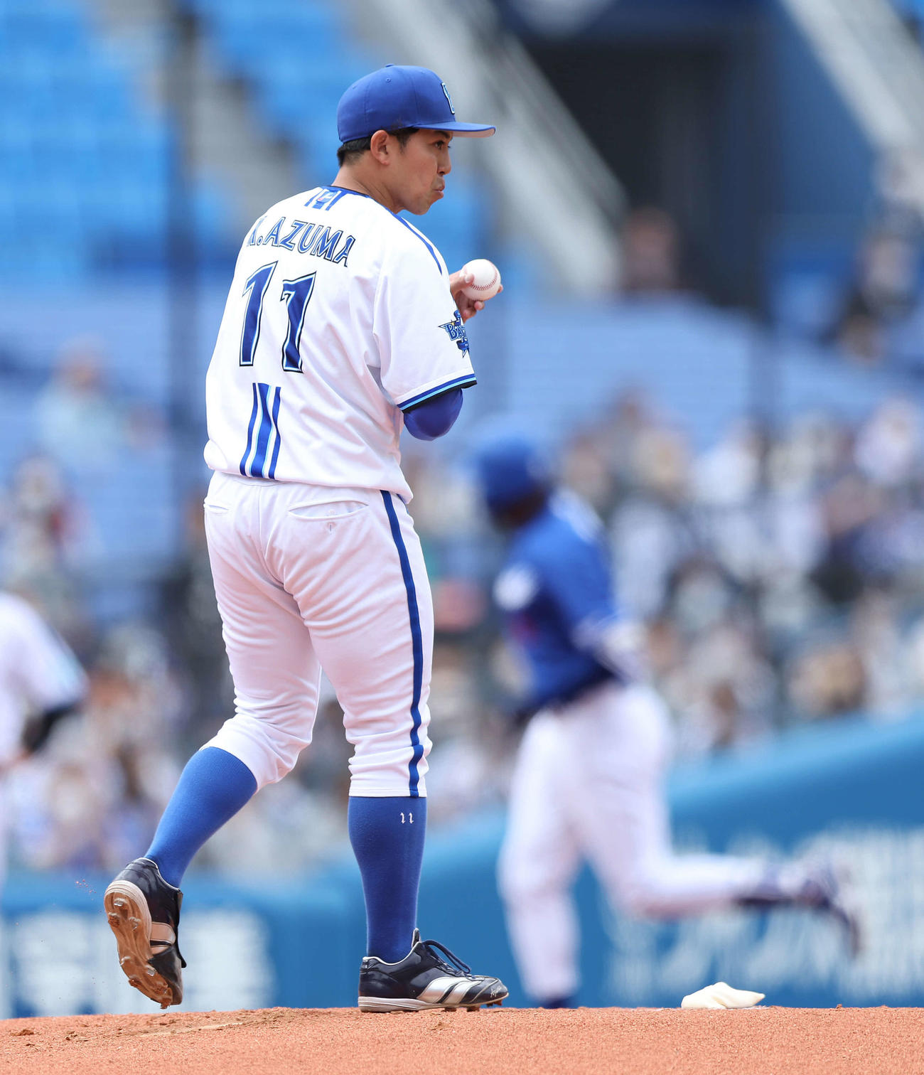 DeNA対中日　1回表中日2死二塁、アキーノ（奥）に左越え先制2点本塁打を浴びる東（撮影・河田真司）