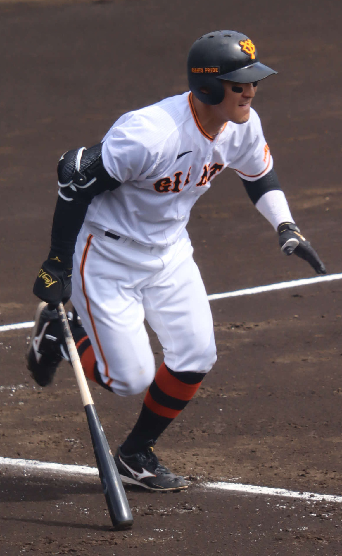 春季教育リーグ巨人対ヤクルト　1回1死二塁、右前適時打を放つ巨人梶谷（撮影・上田悠太）