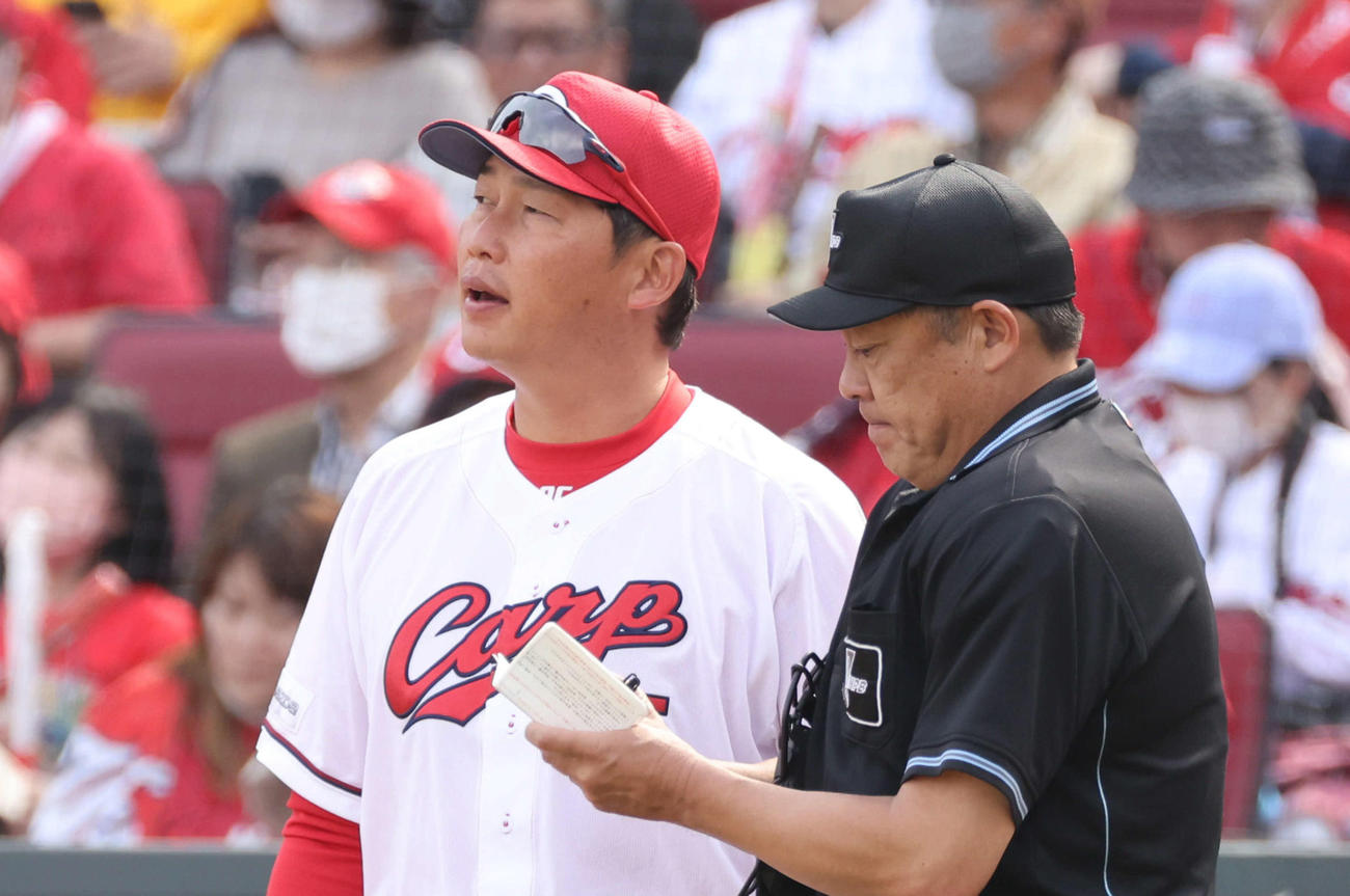 オープン戦　広島対ヤクルト　5回表ヤクルト、交代を告げる新井監督（撮影・加藤孝規）