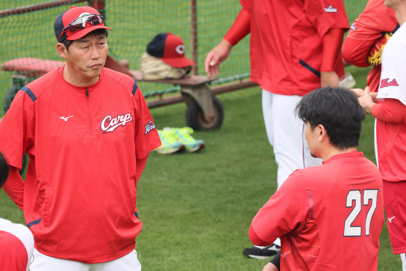 オープン戦　広島対ヤクルト　試合前練習　会沢と話し合う広島新井監督（撮影・加藤孝規）