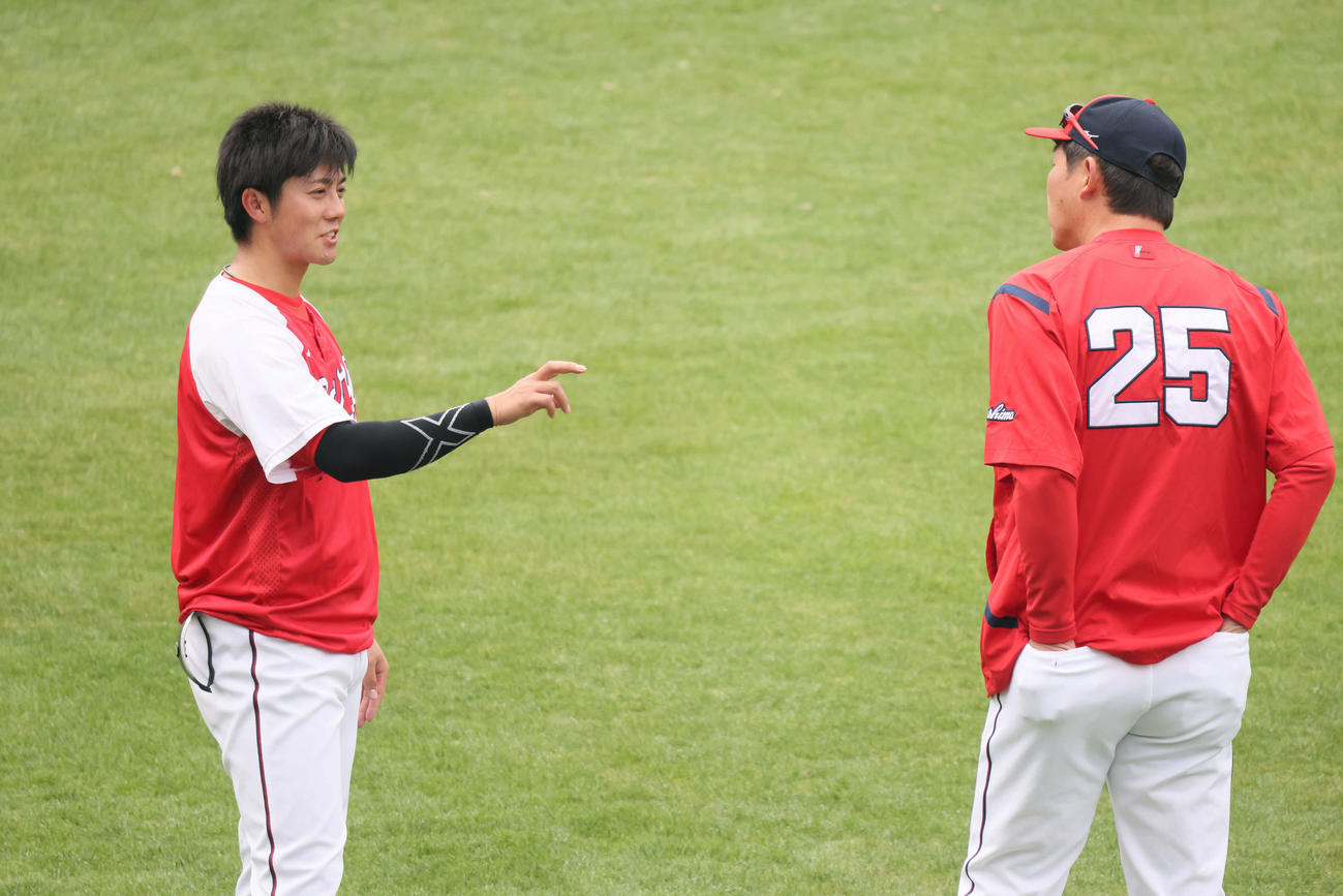 オープン戦　広島対ヤクルト　試合前練習　ドラフト3位の益田と話し合う広島新井監督（撮影・加藤孝規）