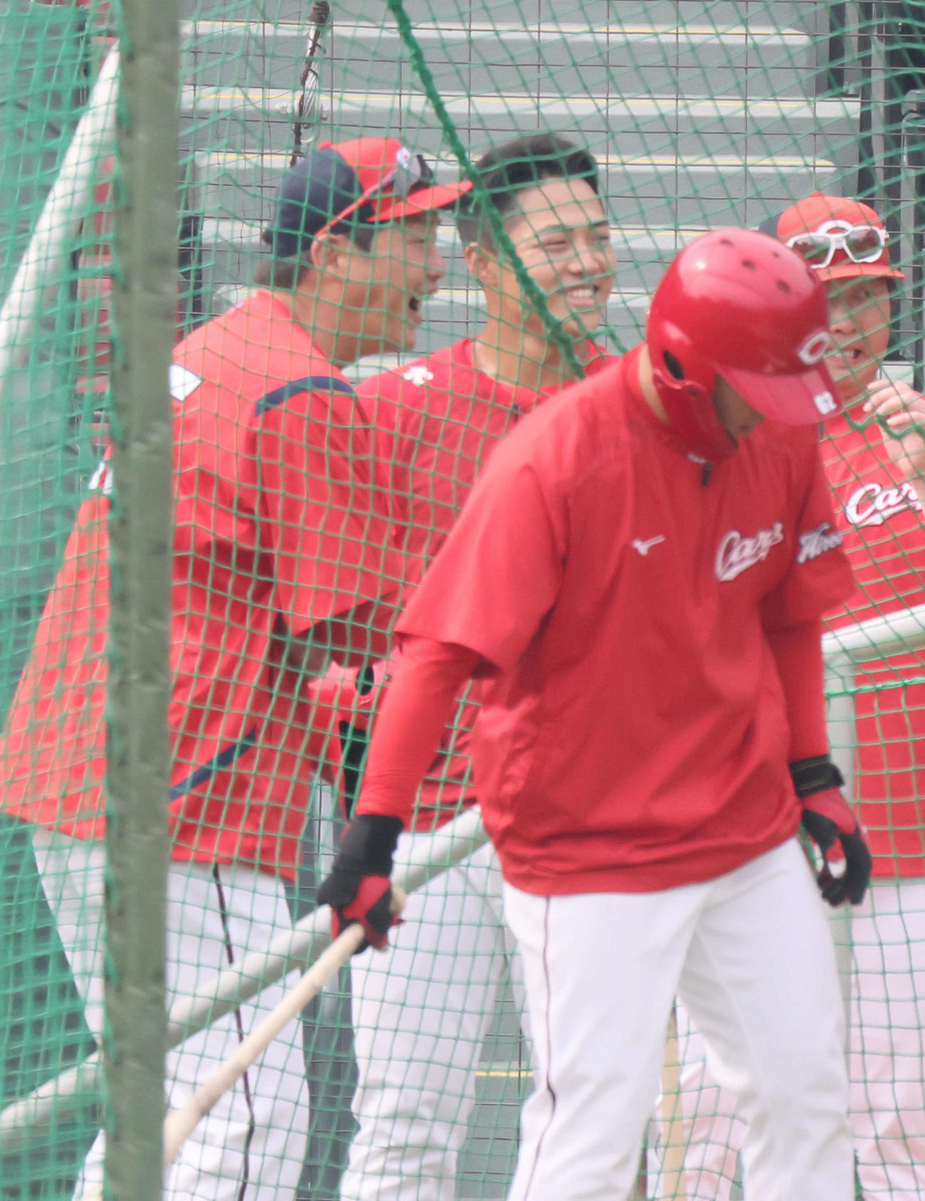 オープン戦　広島対ヤクルト　試合前練習　打撃練習を終えたドラフト2位の内田と話し合う新井監督（撮影・加藤孝規）
