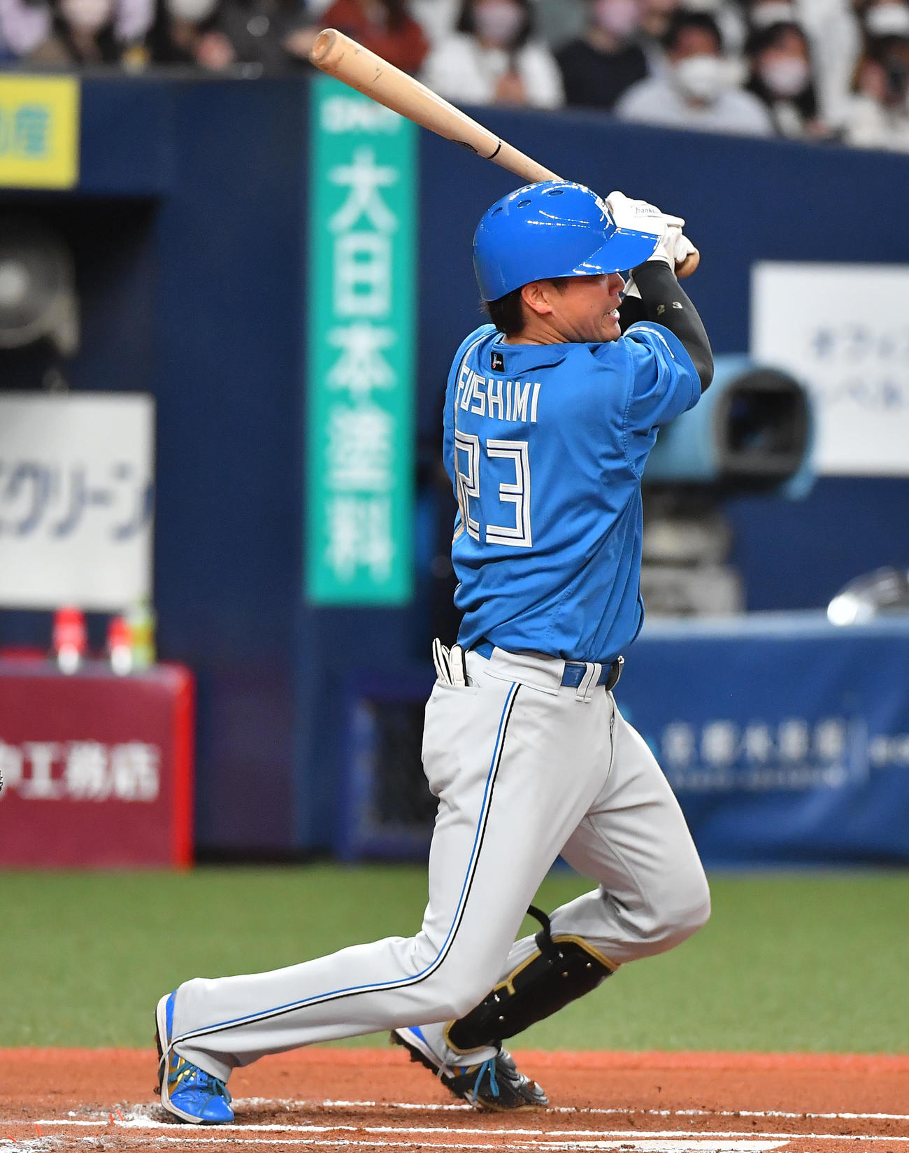 オリックス対日本ハム　6回表日本ハム無死一塁、左前打を放つ伏見（撮影・清水貴仁）