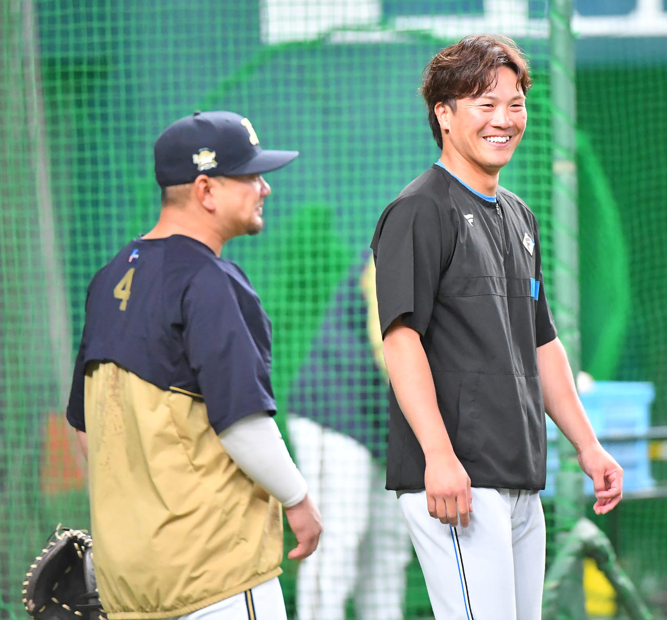 オリックス対日本ハム　試合雨、オリックス森（左）とあいさつを交わす日本ハム伏見（撮影・清水貴仁）