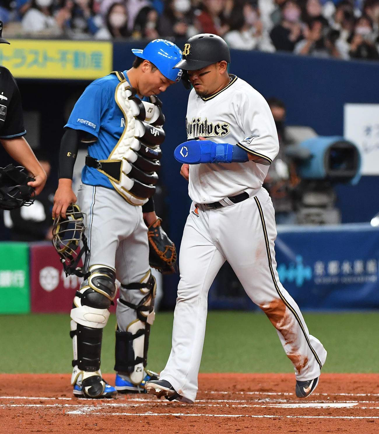オリックス対日本ハム　2回裏オリックス1死三塁、杉本の先制適時打で生還する森。左は捕手伏見（撮影・清水貴仁）