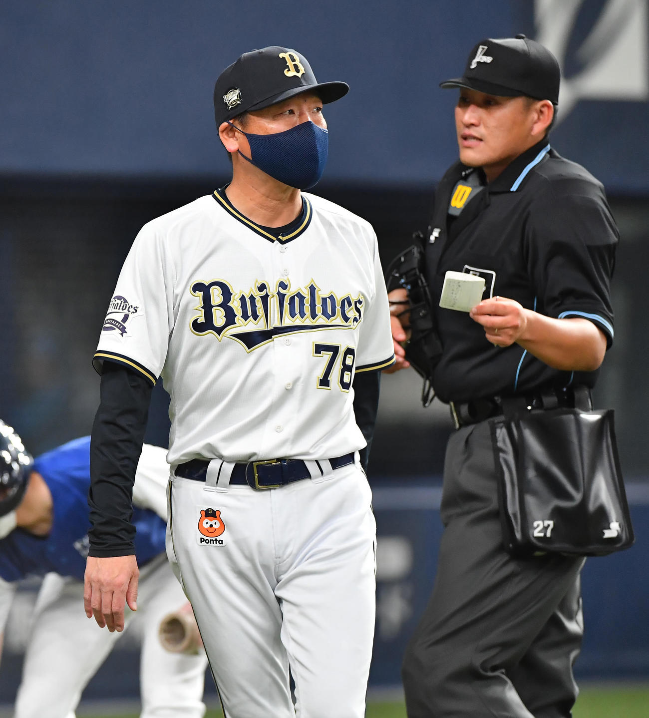 オリックス対日本ハム　8回表、選手交代を告げるオリックス中嶋監督（撮影・清水貴仁）