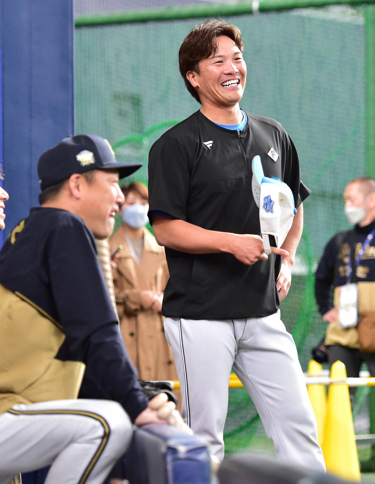 オリックス対日本ハム　試合前、オリックス中嶋監督（左）とあいさつを交わす日本ハム伏見（撮影・清水貴仁）
