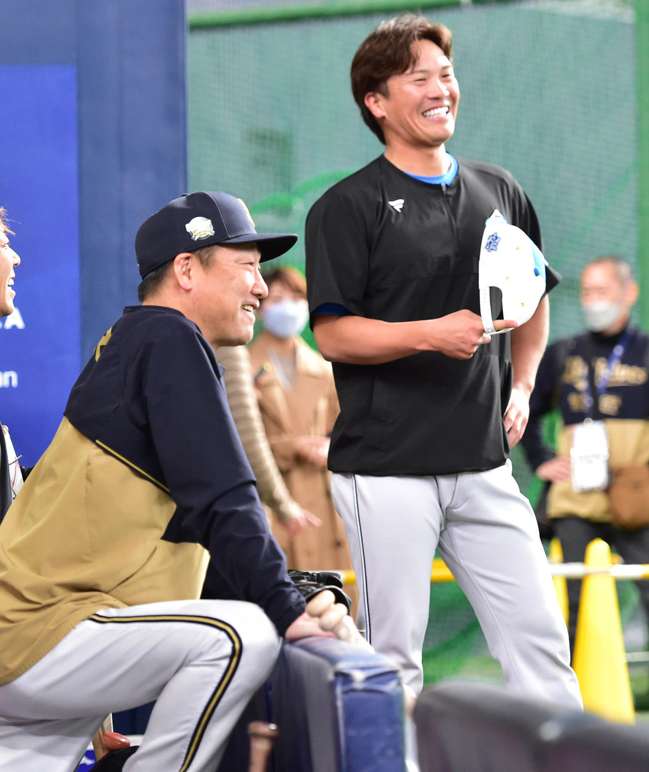 オリックス対日本ハム　試合前、オリックス中嶋監督（左）とあいさつを交わす日本ハム伏見（撮影・清水貴仁）
