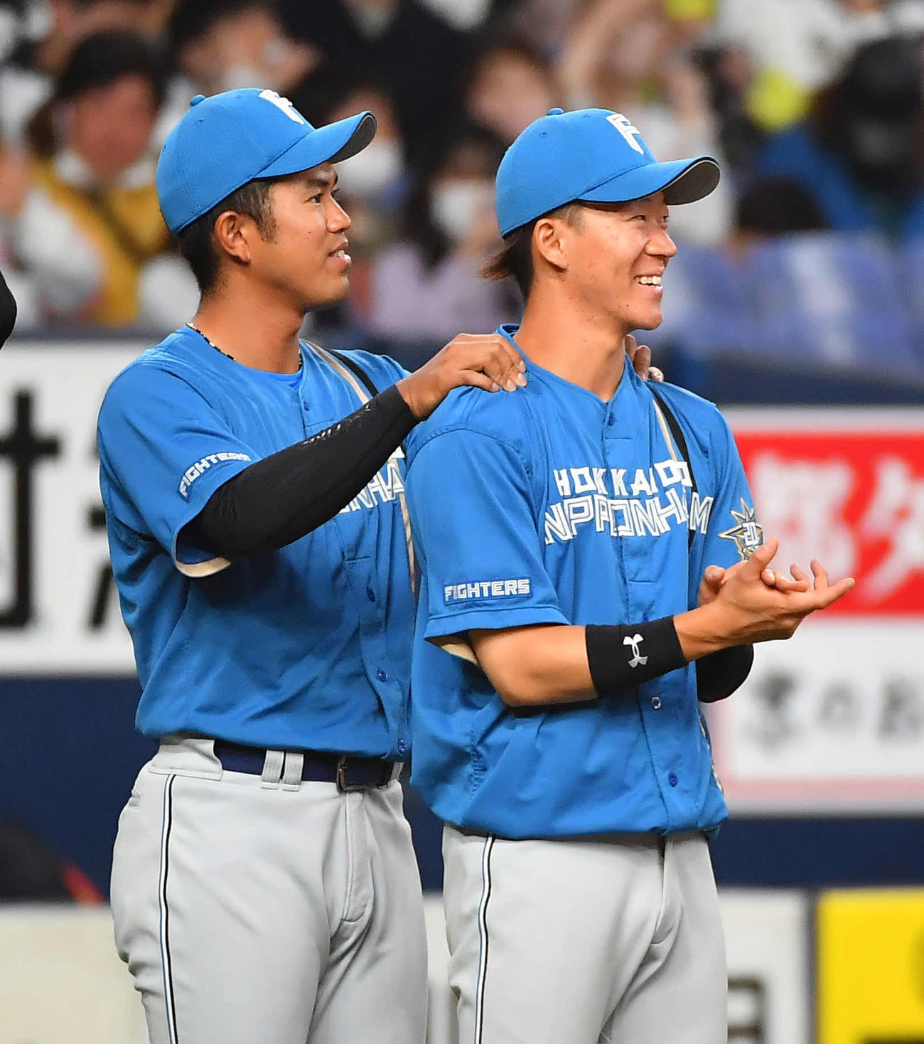 オリックス対日本ハム　試合に勝利し選手を出迎える日本ハム矢沢（右）と今川（撮影・清水貴仁）