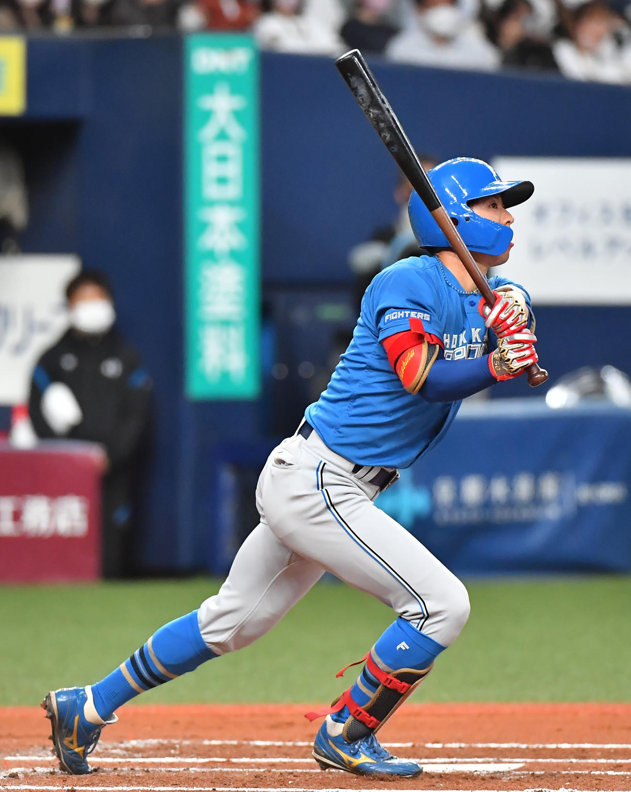 オリックス対日本ハム　6回表日本ハム1死一、二塁、右翼線へ走者一掃の適時三塁打を放つ五十幡（撮影・清水貴仁）
