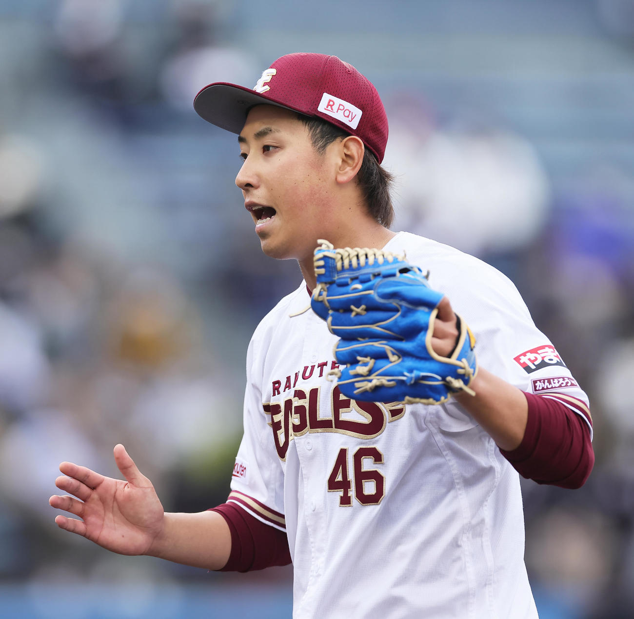 楽天対ロッテ　9回表ロッテ2死満塁、岡を二ゴロに仕留めた藤平（撮影・足立雅史）
