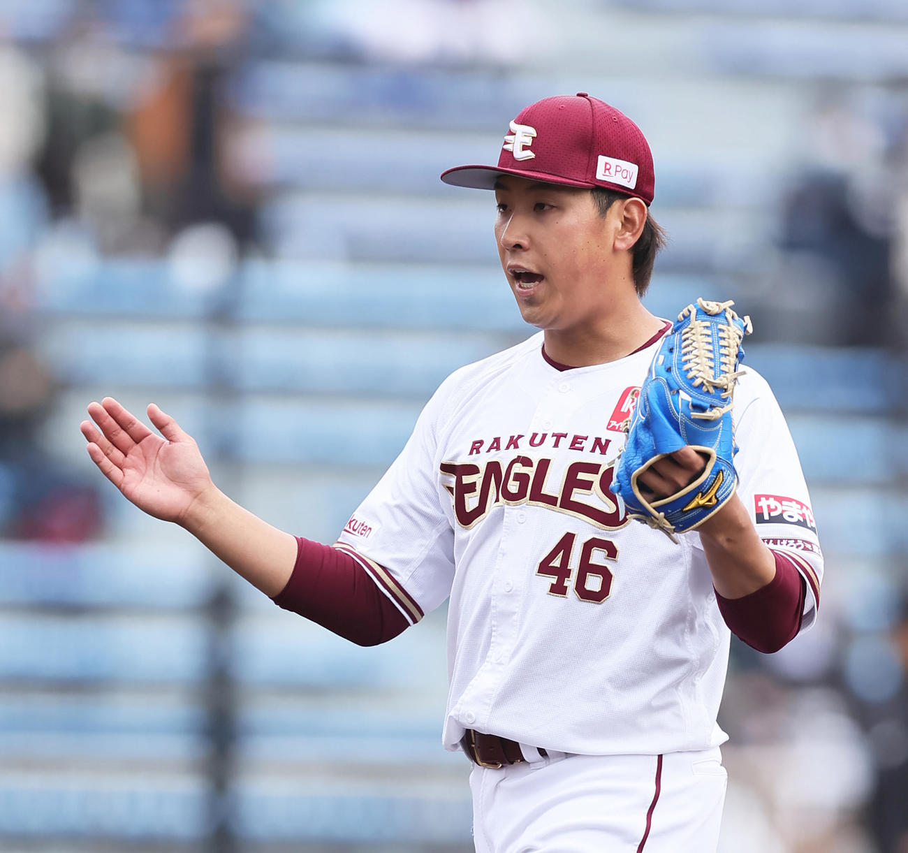 楽天対ロッテ　7回表ロッテ2死二塁、田村を遊ゴロに仕留めグラブをたたく藤平（撮影・足立雅史）