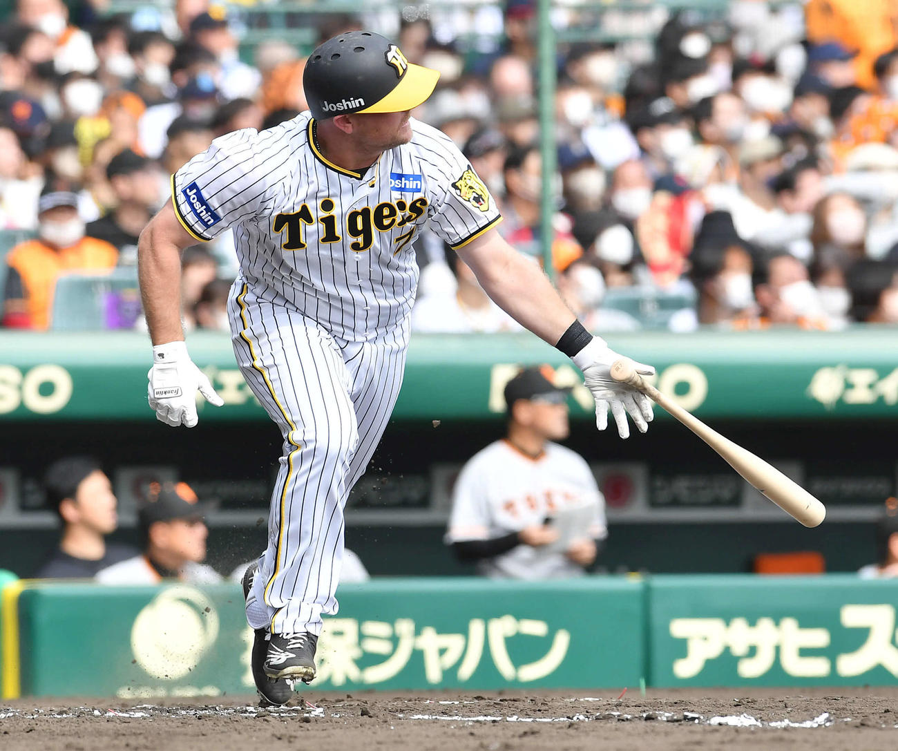 阪神対巨人　4回裏阪神無死、ノイジーは左越え二塁打を放つ（撮影・岩下翔太）