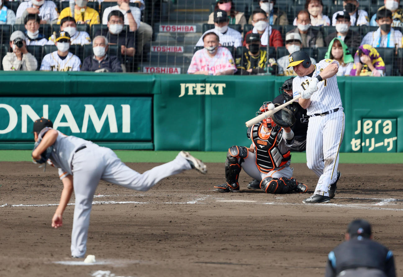 阪神対巨人　6回裏阪神無死一塁、ノイジーは中前打を放つ。投手は堀岡（撮影・加藤哉）