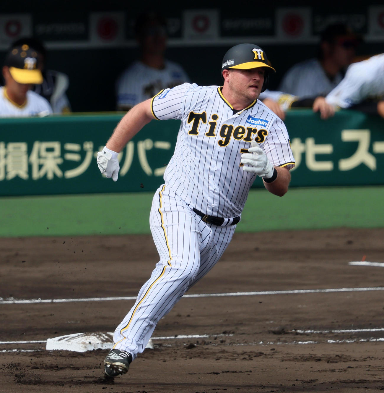 阪神対巨人　4回裏阪神無死、ノイジーは左越え打を放ち二塁に向かう（撮影・加藤哉）