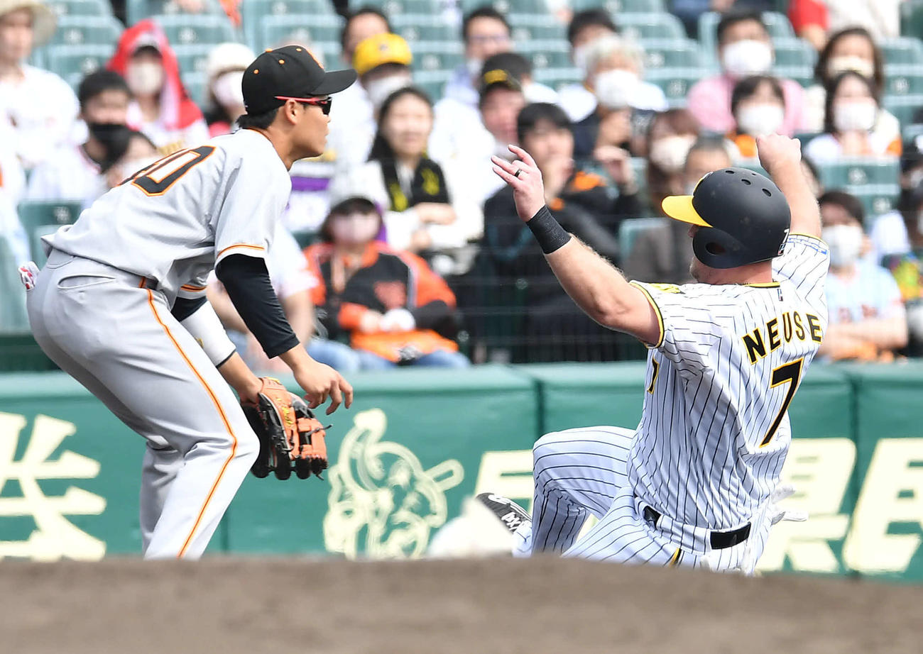 阪神対巨人　4回裏阪神無死二塁、佐藤輝の左飛で三進するノイジー（撮影・岩下翔太）