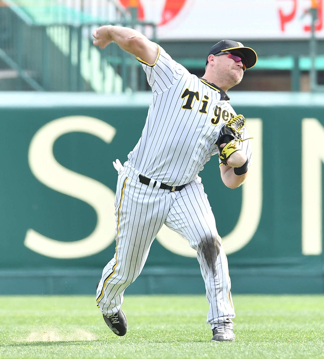 阪神対巨人　6回表巨人2死一、二塁、松田の勝ち越し左前適時打で内野へ返球するノイジー（撮影・岩下翔太）