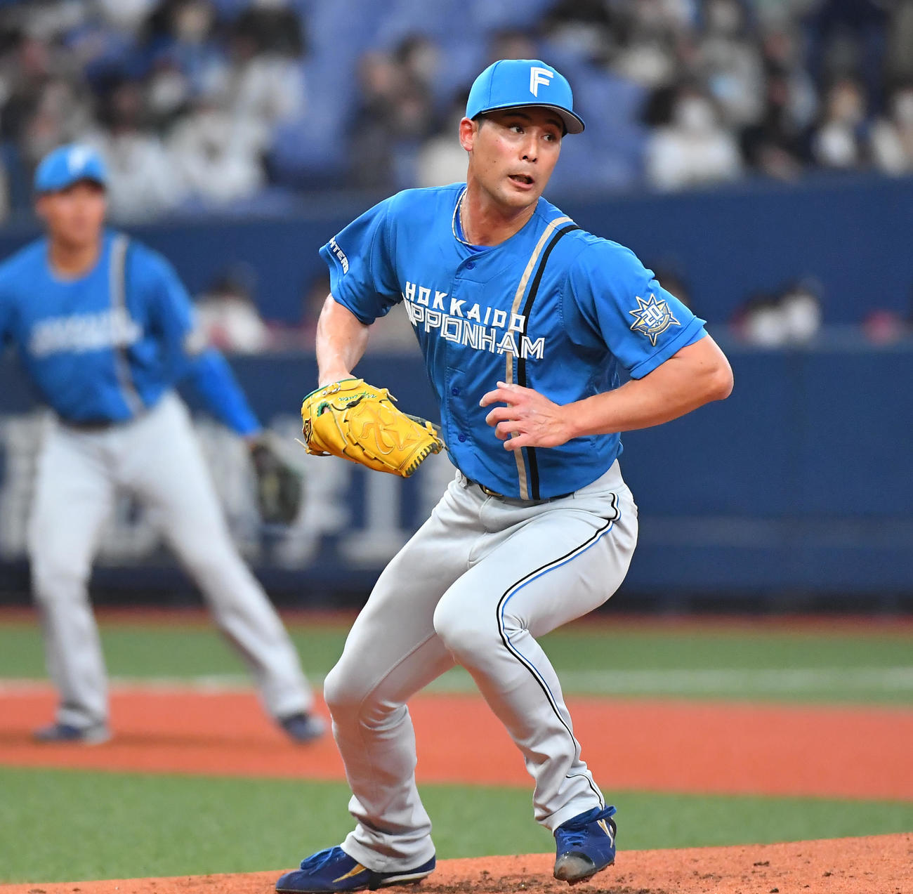 オリックス対日本ハム　2回裏オリックス1死一塁、宗の一ゴロで一塁ベースカバーに向かう日本ハム上原（撮影・清水貴仁）