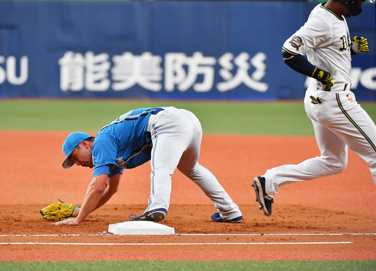 オリックス対日本ハム　2回裏オリックス1死一塁、宗（右）の一ゴロで一塁ベースカバーに入るも送球がそれバランスを崩す日本ハム上原（撮影・清水貴仁）