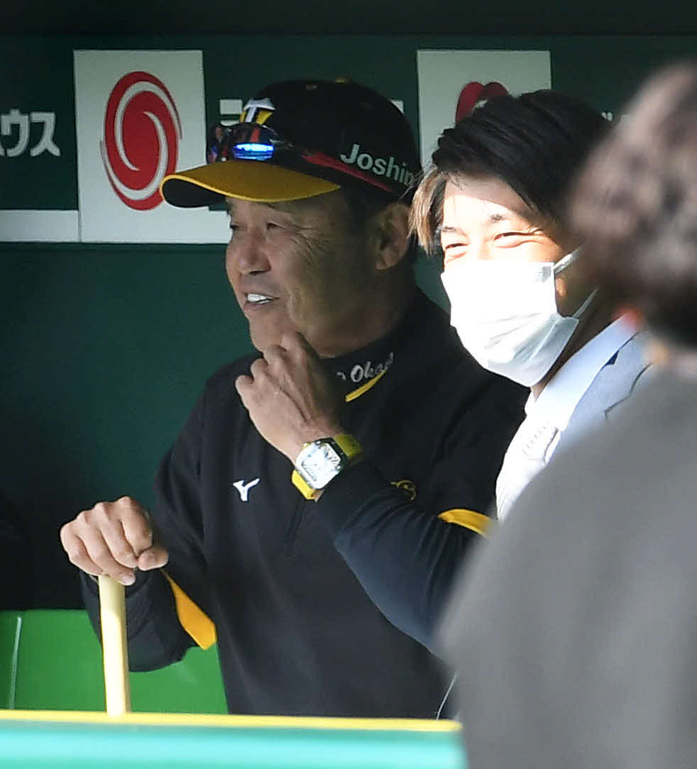 阪神対巨人　阪神岡田監督（左）と談笑する能見氏（撮影・岩下翔太）