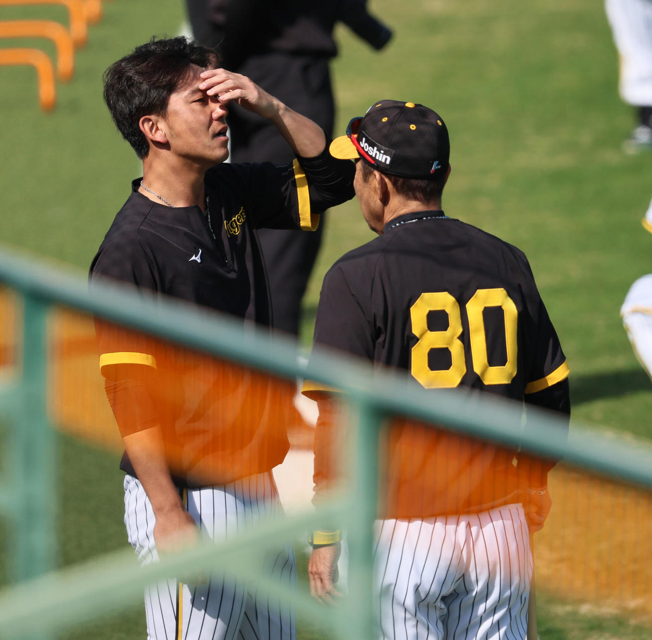 岡田監督（右）と話す伊藤将（撮影・加藤哉）