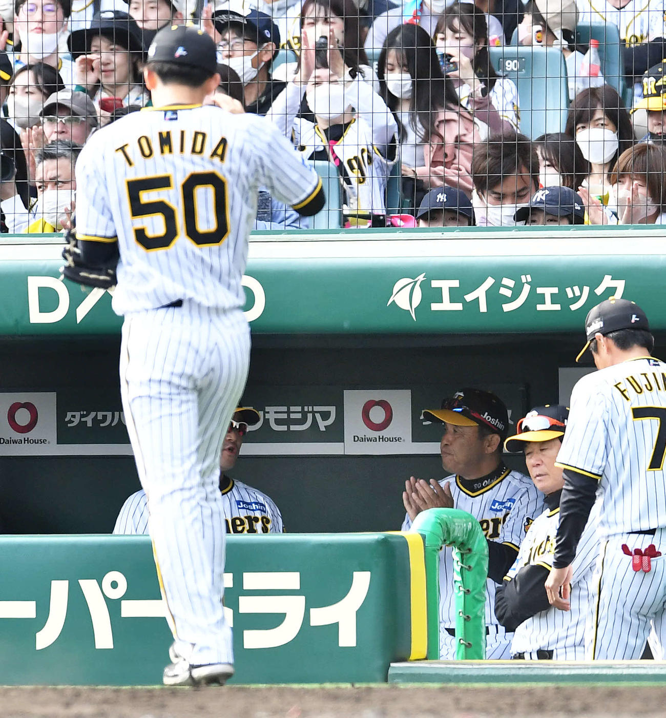 阪神対巨人　6回表巨人2死満塁、3番手で登板した富田（手前左）が坂本を投ゴロに打ち取り、ベンチで拍手する岡田監督（撮影・岩下翔太）