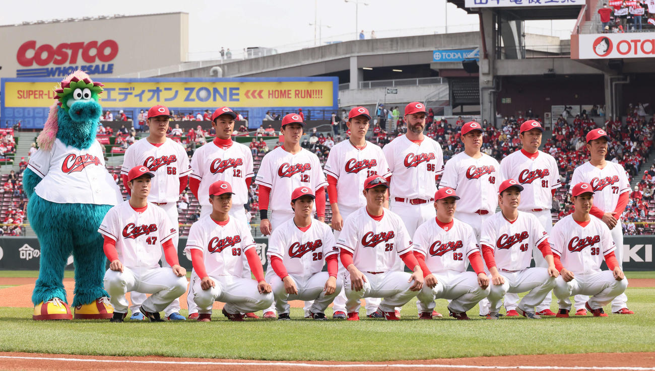 広島対ヤクルト　前列左からドラフト1位の斉藤、ドラフト2位の内田、ドラフト3位の益田、新井監督、ドラフト4位の清水、ドラフト5位の河野、ドラフト6位の長谷部。後列左からスラィリー、ドラフト7位の久保、育成1位の名原、育成2位の中村貴、育成3位の辻、デビッドソン、戸根、石原バッテリーコーチ、藤井ヘッドコーチ（撮影・加藤孝規）