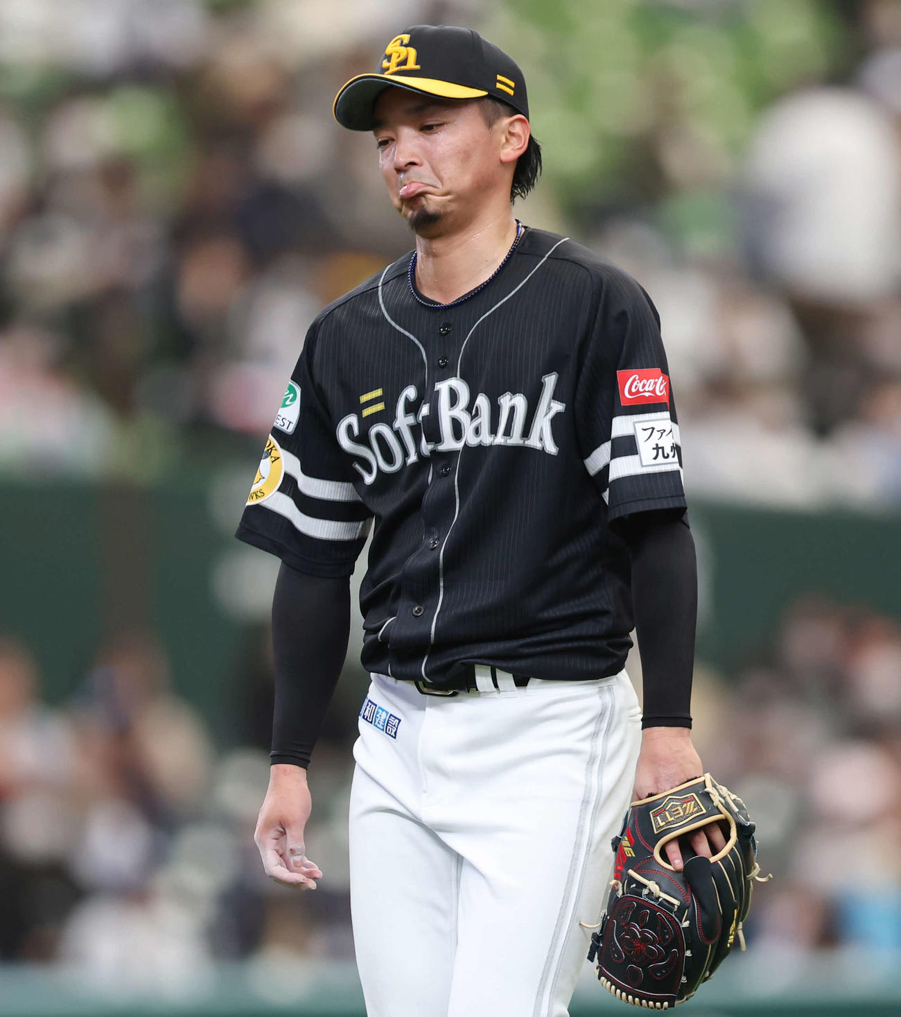 西武対ソフトバンク　1回表、東浜は2点を失い厳しい表情でベンチに戻る（撮影・宮地輝）