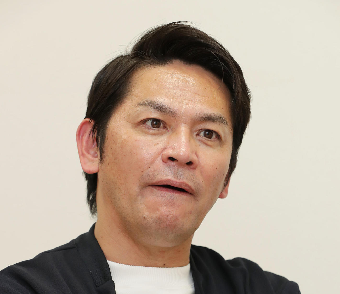 岡田圭右（2021年10月撮影）