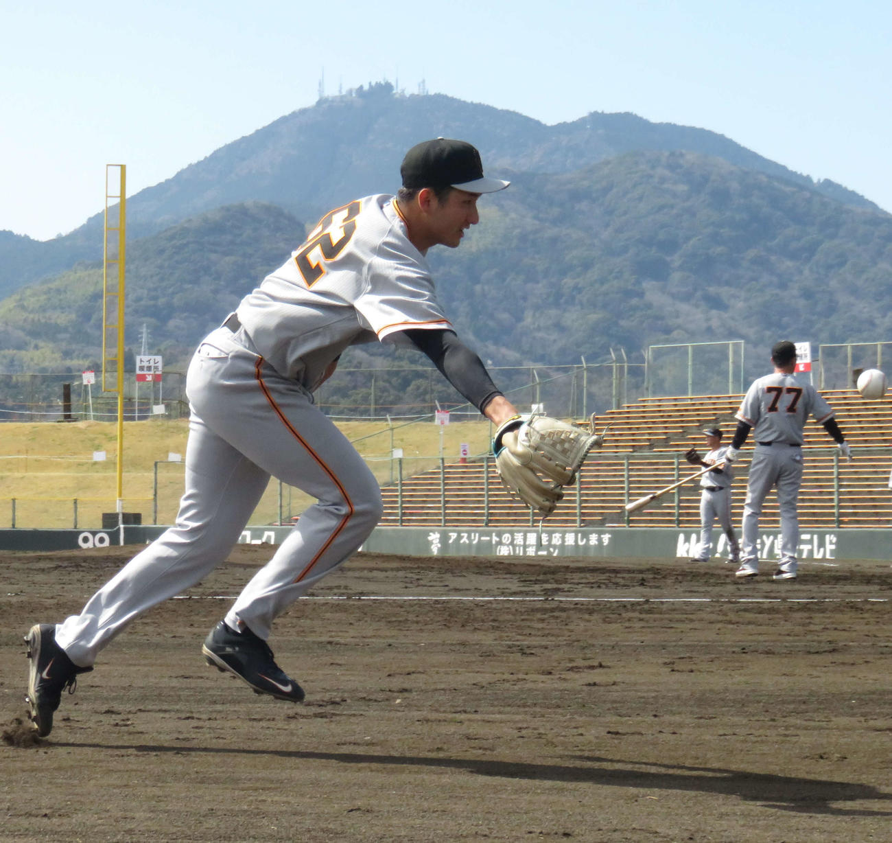 ノックを受ける横川（撮影・為田聡史）