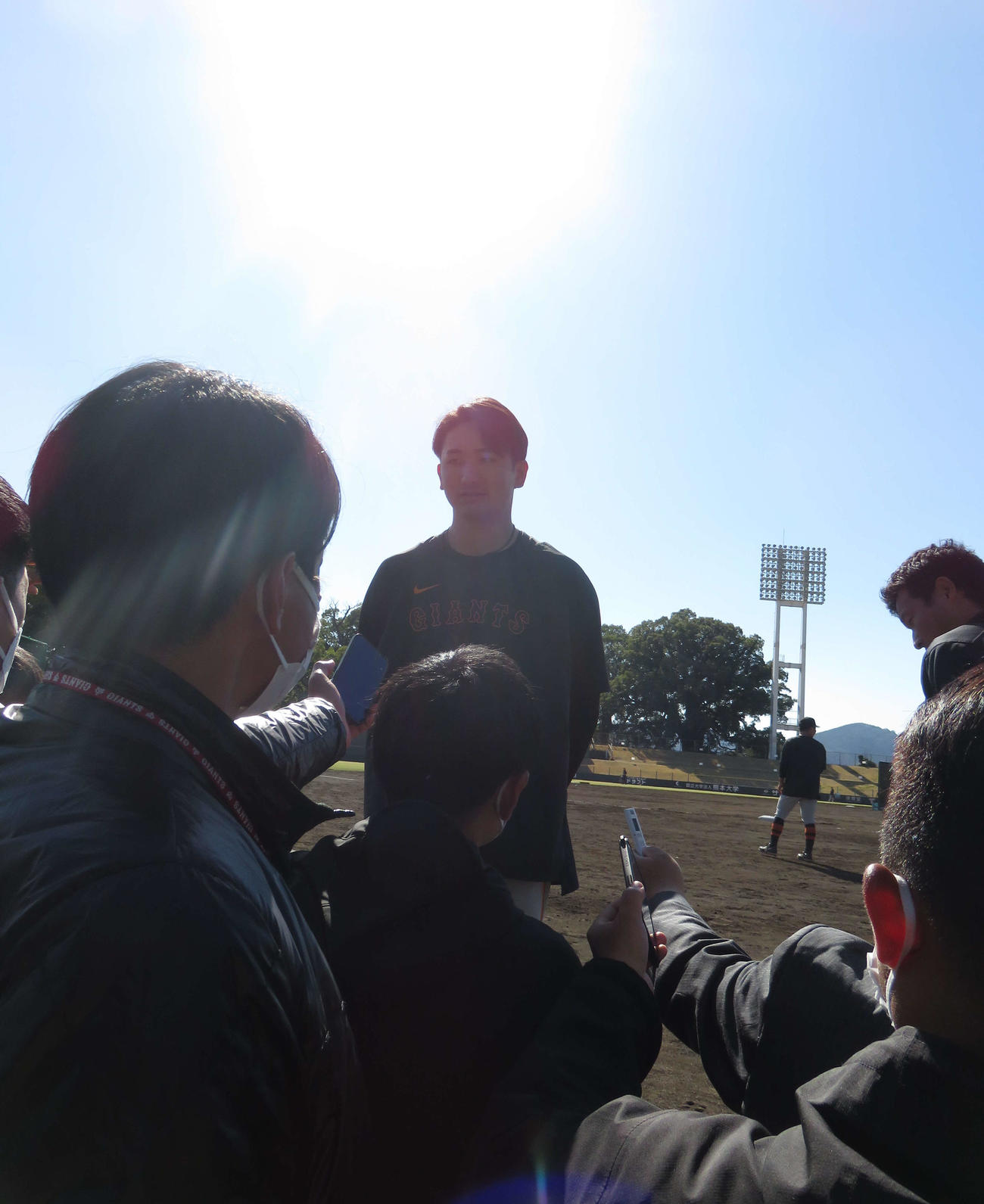 取材を受ける横川（撮影・為田聡史）