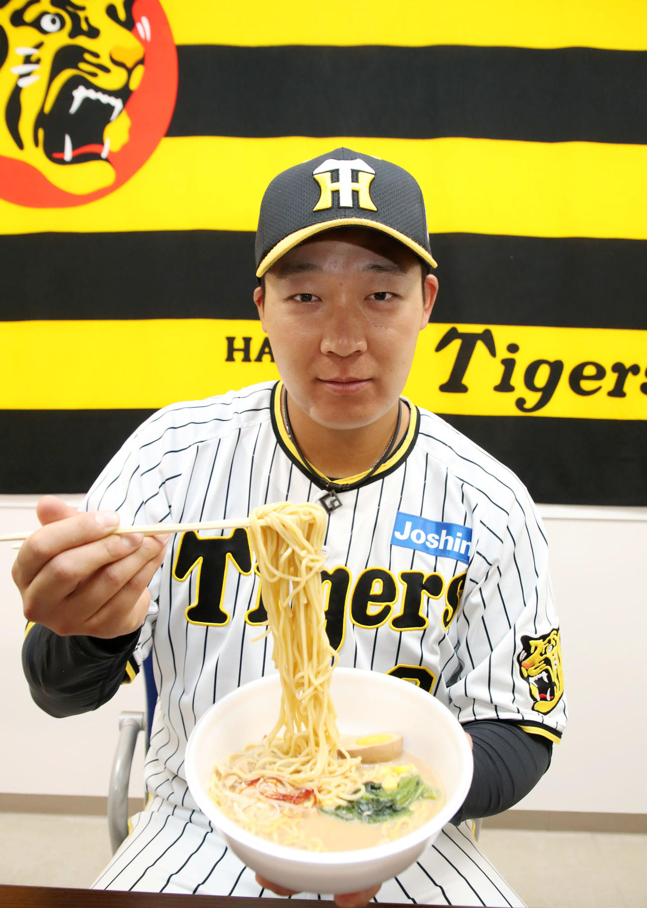 自身のメニュー「大山のこってり豚骨醤油ラーメン」を試食する大山（撮影・加藤哉）