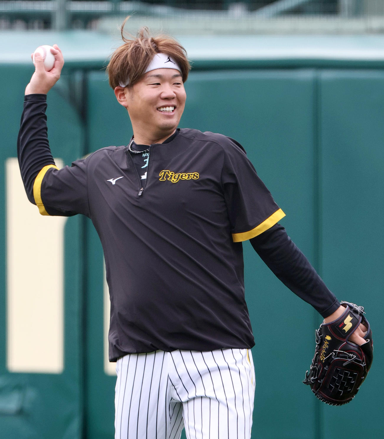 キャッチボールで調整する阪神西勇輝（撮影・上山淳一）