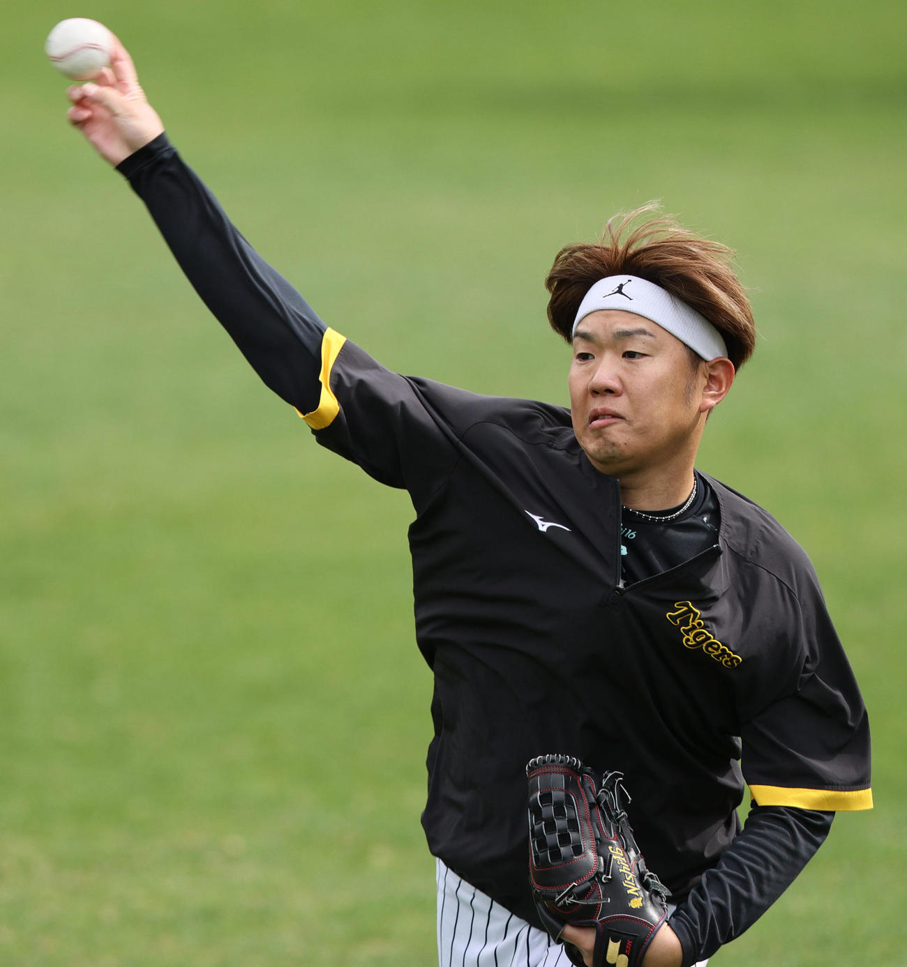 投手指名練習でキャッチボールする阪神西勇輝（撮影・上山淳一）
